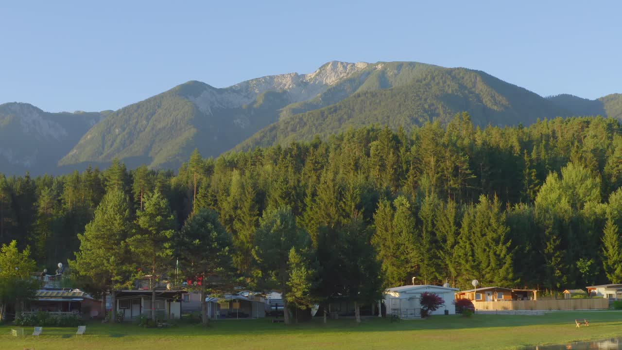 숲과 산을 배경으로 한 호반 주택의 드론 샷