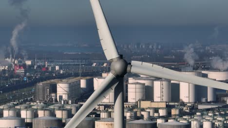 Nahaufnahme-Einer-Drohnenaufnahme-Von-Sich-Bewegenden-Windturbinenblättern