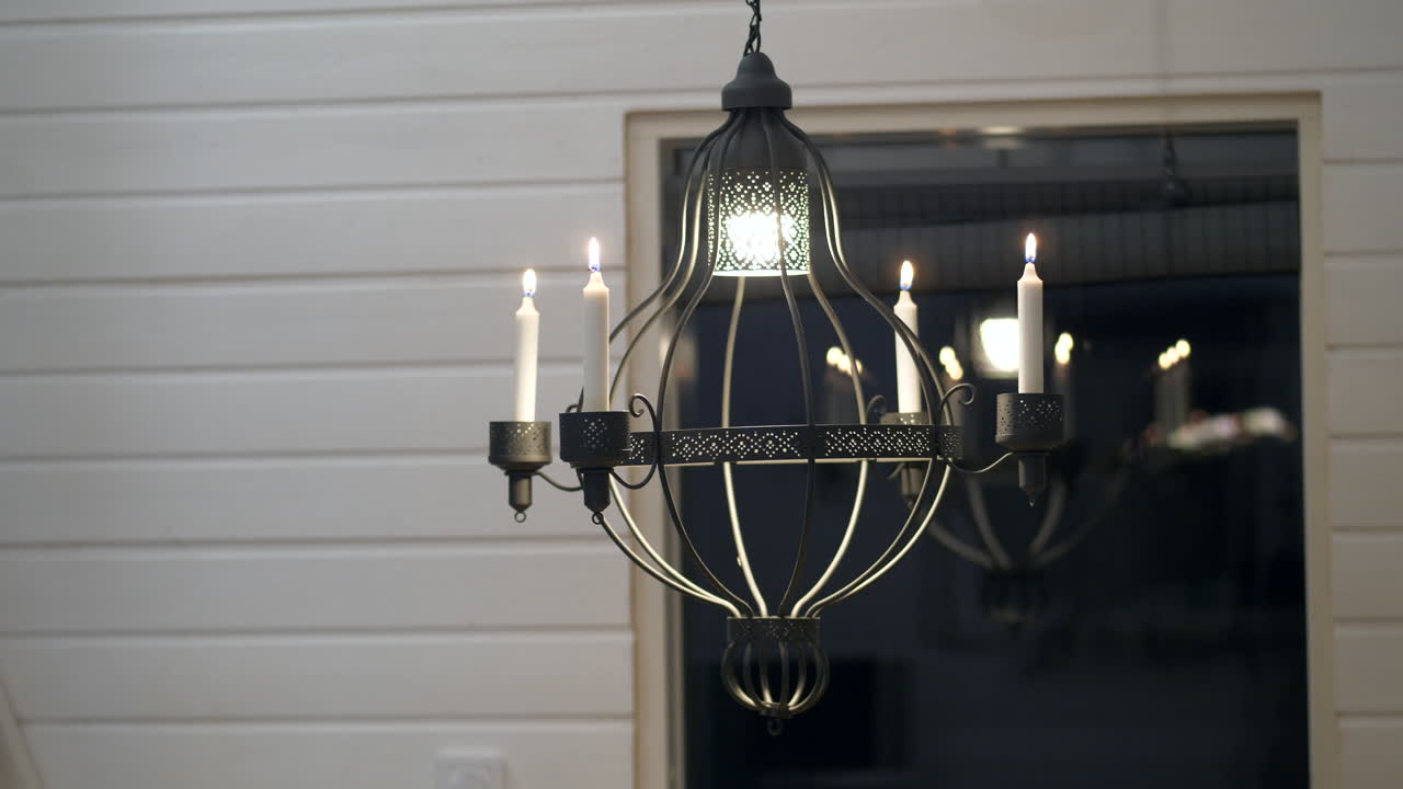 촛불이 바람에 부드럽게 움직이는 샹들리에