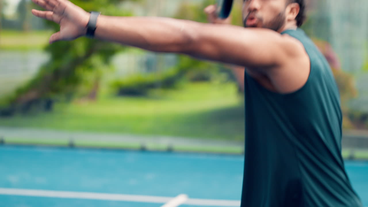 Giovane uomo che gioca a padel su un campo all'aperto