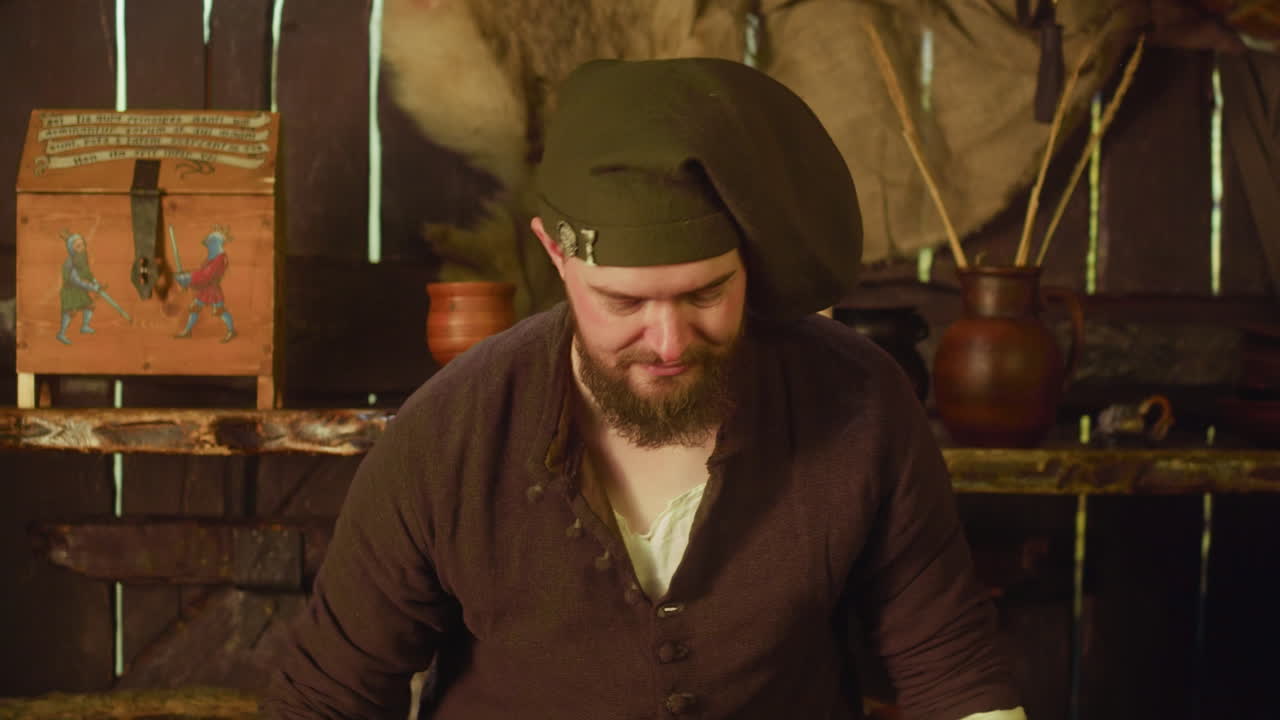 el camarero positivo sirve cerveza a los huéspedes en la taberna. el criado alegre da tazas grandes con bebidas locales a los hombres en la posada medieval. pub de cuento de fantasía