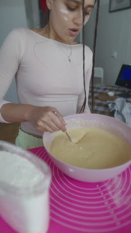 mujer horneando