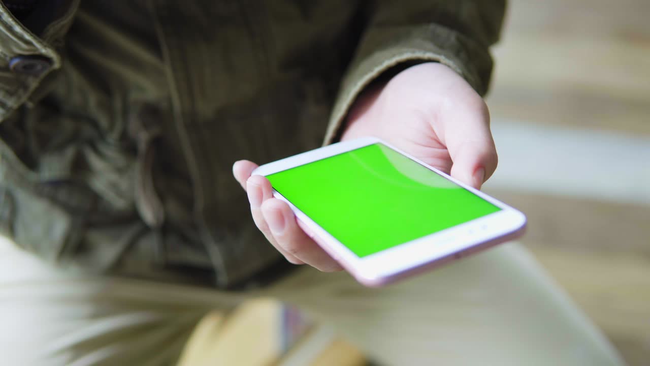 hombre toma teléfono celular con pantalla verde