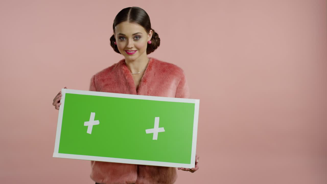 mujer vintage con pantalla verde