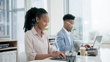 Mujer-Negra,-Feliz-Y-Trabajando-En-Negocios.