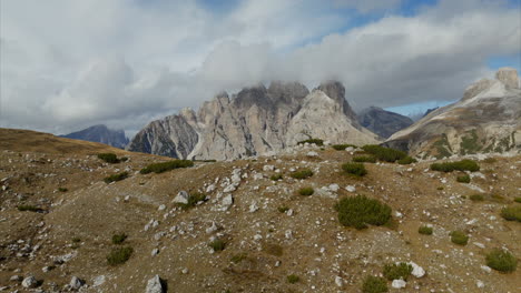 reveló las prominentes montañas rocosas masivas de tre cime di lavaredo en las dolomitas, italia