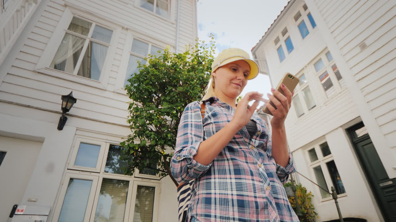 turista con un mapa en sus manos caminando por las estrechas calles de bergen en noruega vacaciones en s