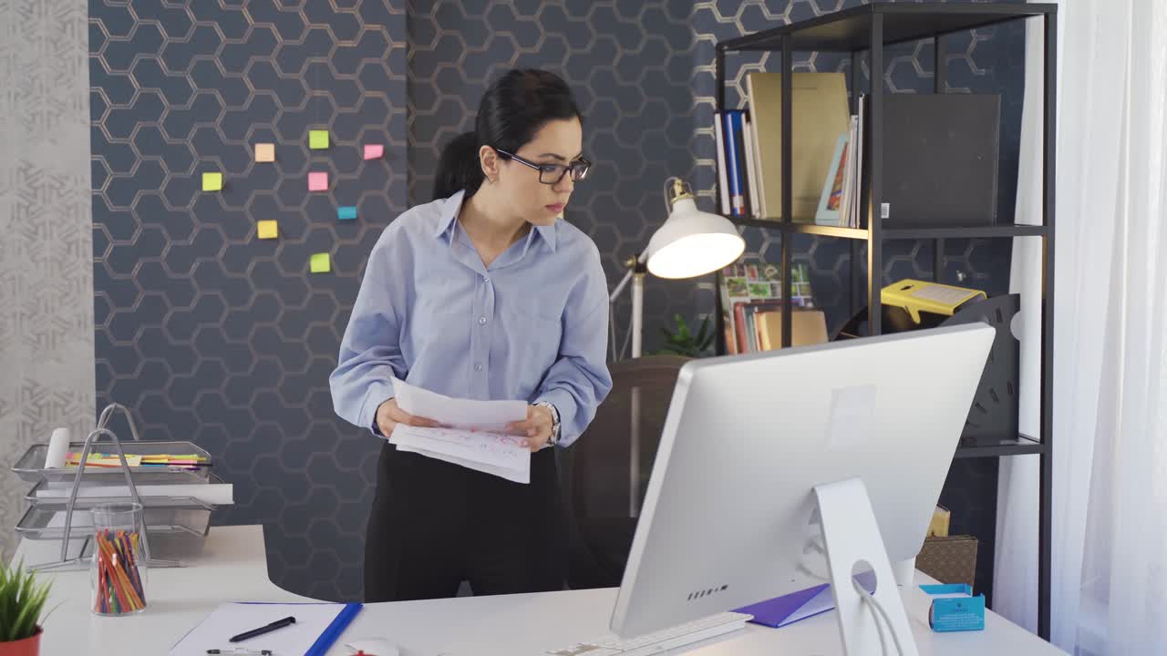mujer de negocios alegre lanzando papeles en la oficina.
