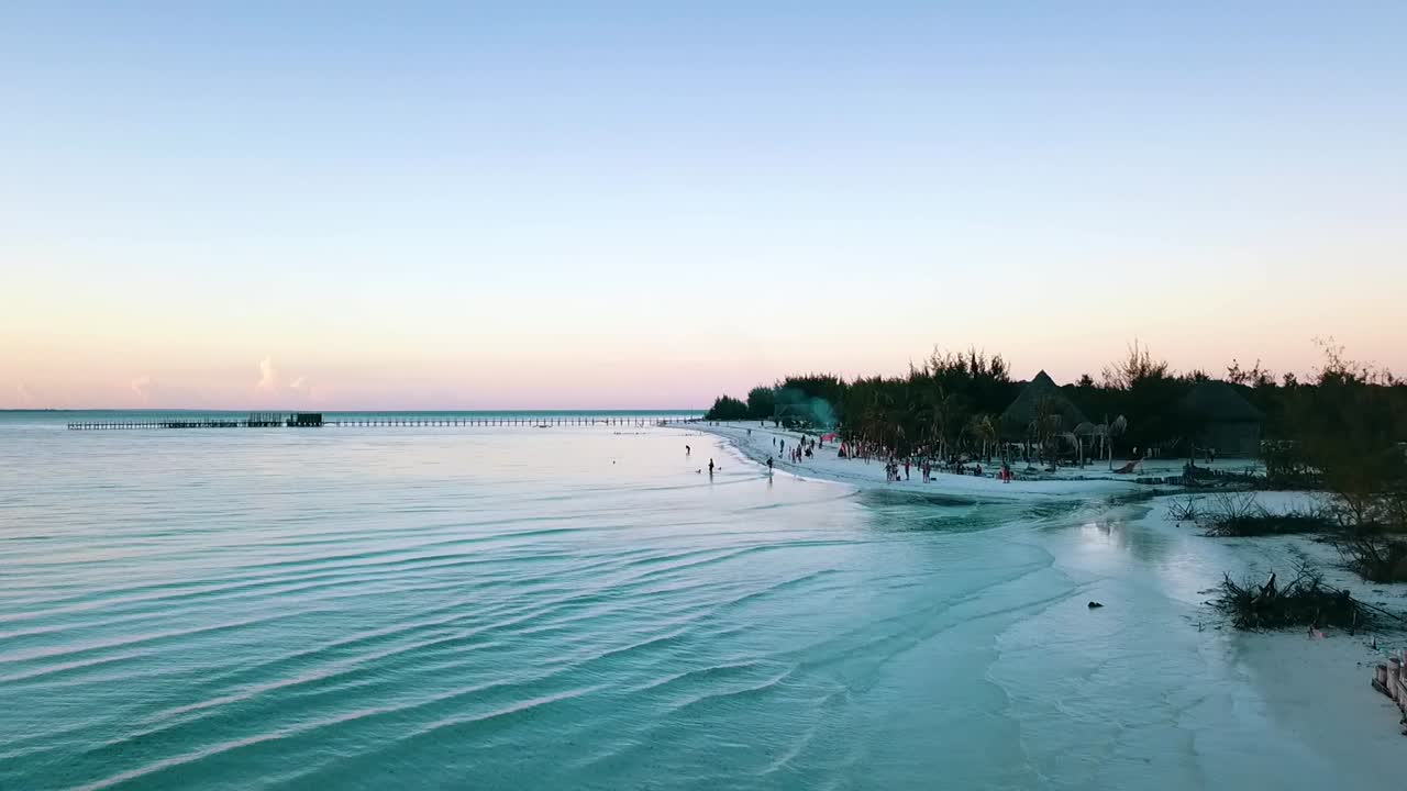 Cảnh quay drone bay lên nhẹ nhàng, tiến về phía trước một cách êm ái qua mặt nước đến một bữa tiệc bãi biển. Phim Thiên đường quay tại Zanzibar, Châu Phi, Tanzania năm 2019. Cảnh quay trên không về thiên nhiên hoang dã đậm chất điện ảnh, quay ở độ phân giải 1080, 60p bởi Philipp Marnitz.