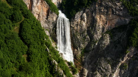 cascada boka con agua prístina que fluye por el acantilado de piedra caliza en eslovenia