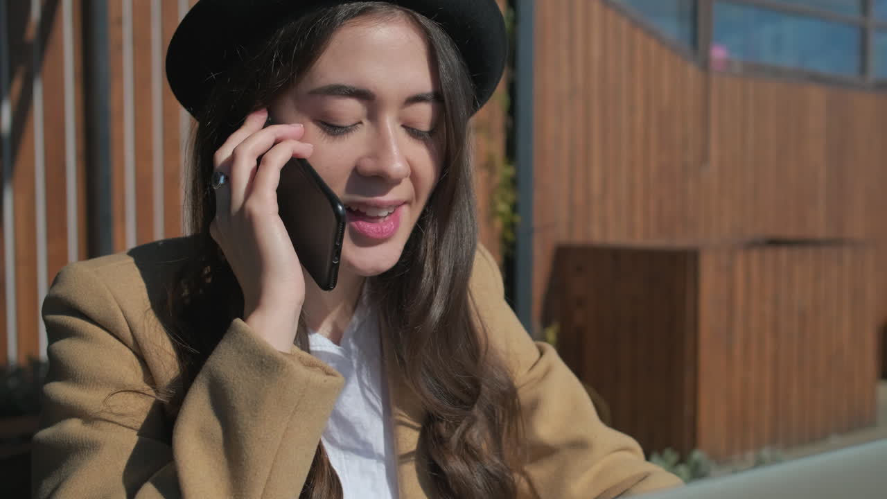 una mujer en una llamada telefónica en un café.