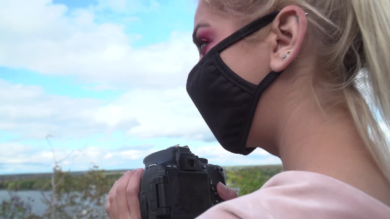 전염병 동안 탐험하는 젊은 여성