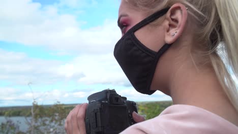 mujeres jóvenes explorando durante una pandemia