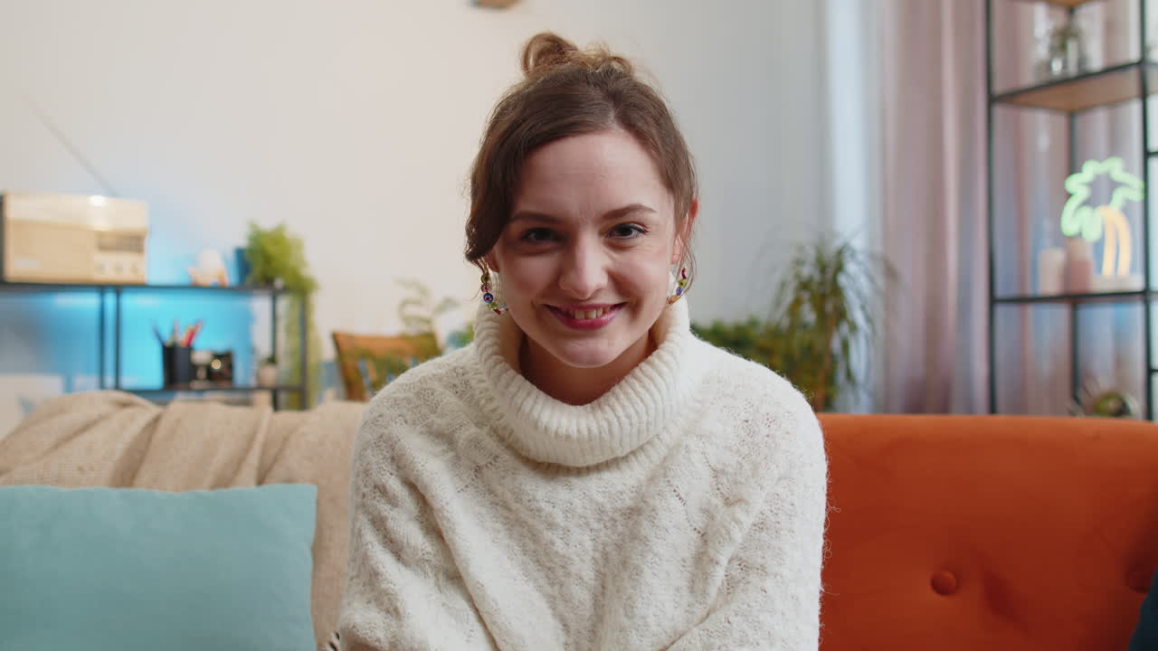 pov de la mujer en casa mirando la cámara haciendo video laptop conferencia de llamada con amigos o familia