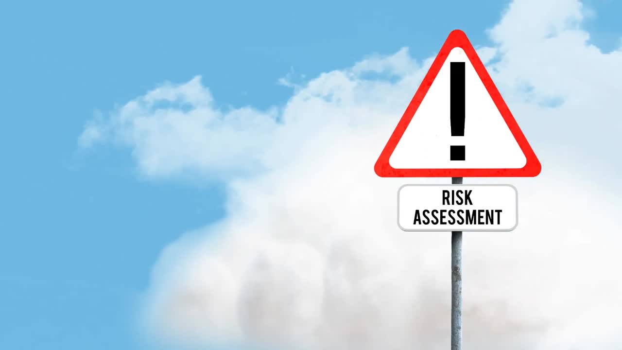 파란 하늘의 구름에 대한 위험 평가 텍스트와 함께 주의 표지판 게시판