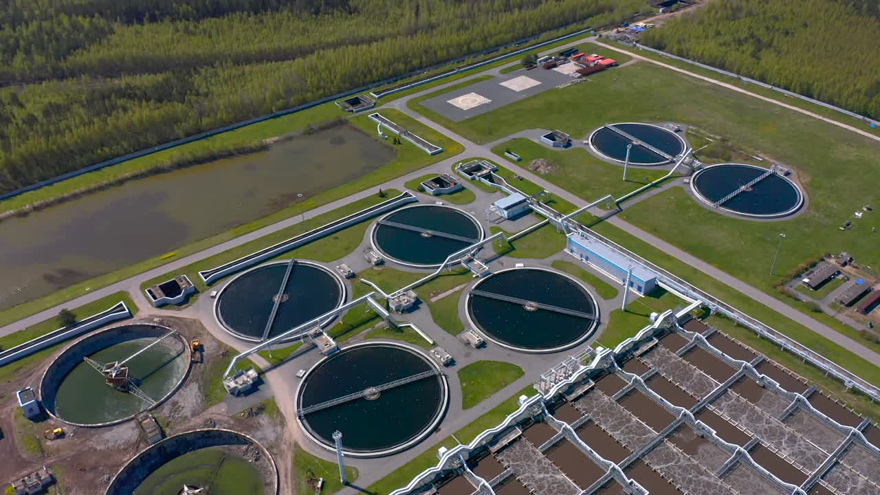 instalaciones de tratamiento de agua, tanques redondos de sedimentación.