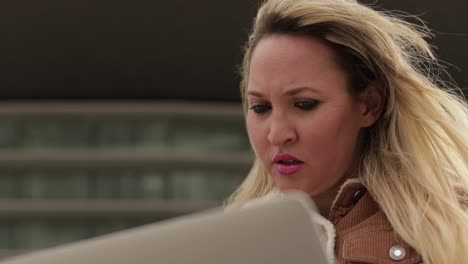 mujer de negocios madura estresada trabajando con computadora portátil al aire libre