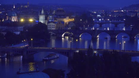 hermosa noche estableciendo tiro de barcos a lo largo del río vltava en praga república checa 3
