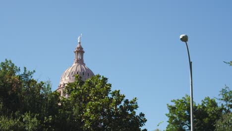 Vista-Panorámica-Derecha-De-La-Cúpula-Del-Edificio-De-La-Capital-Del-Estado-De-Texas-En-Austin,-Texas