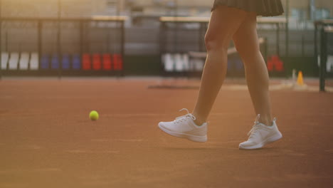 Nahaufnahme-Eines-Schlägers,-Der-In-Zeitlupe-Einen-Ball-Auf-Einem-Tennisplatz-Schlägt