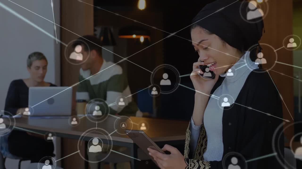 de iconos de conexión web contra una mujer con tableta digital hablando en un teléfono inteligente