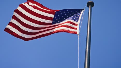 &quot;La-Bandera-Estadounidense-Ondeando-Orgullosamente-En-El-Viento:-Un-Símbolo-De-Libertad