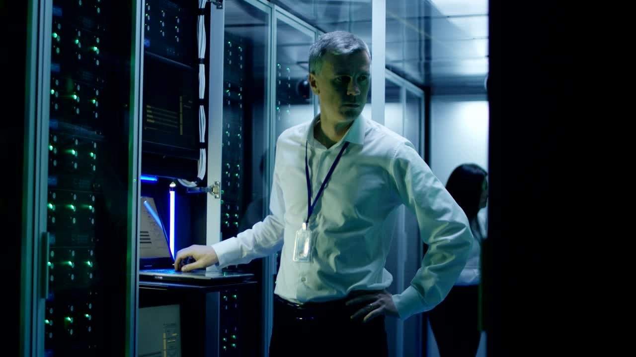 los técnicos trabajan en una computadora portátil en un centro de datos