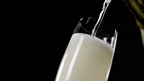Champagner-Wird-In-Glas-Vor-Schwarzem-Hintergrund-4k-Gegossen