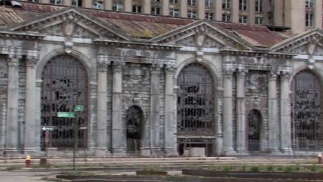 Schwenk-über-Die-Vorderseite-Des-Hauptbahnhofs-Von-Michigan-In-Detroit,-Michigan,-USA