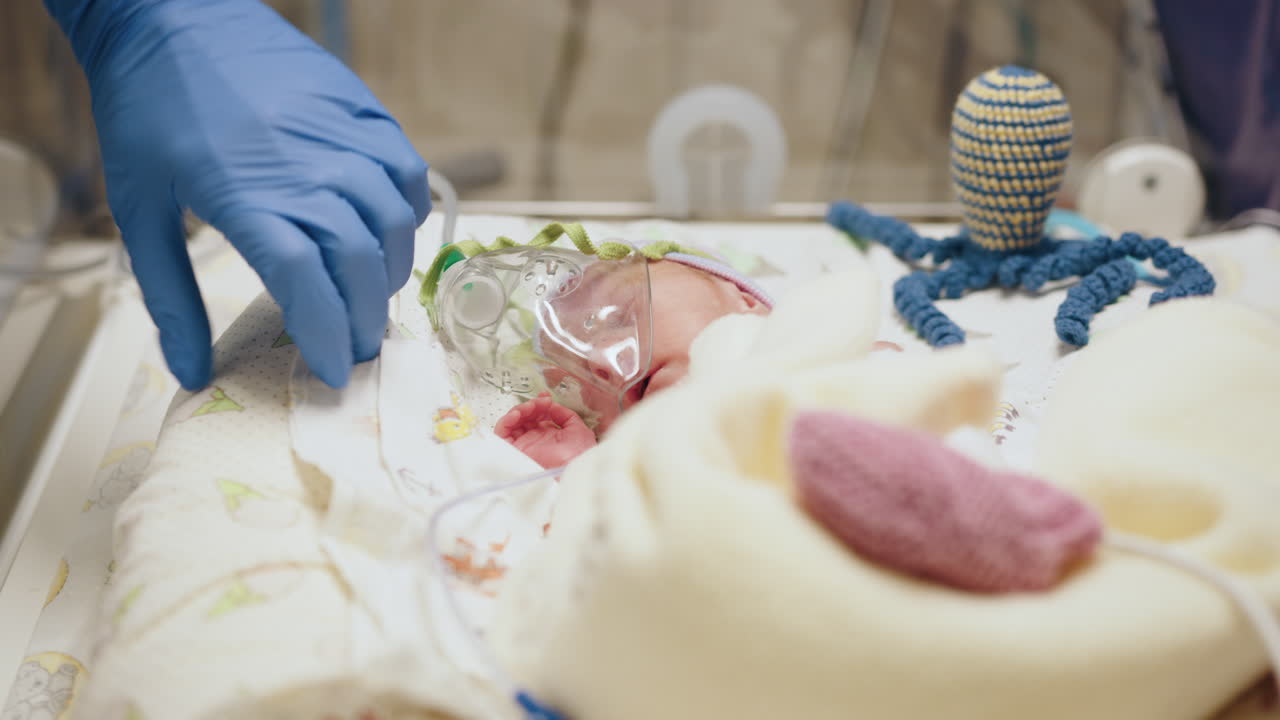 bebé recién nacido hospitalizado que recibe atención médica