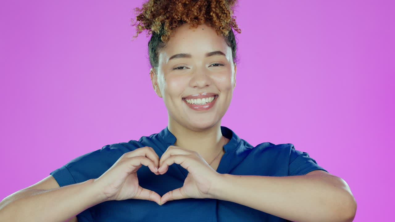 rostro, corazón y manos de una mujer en el estudio