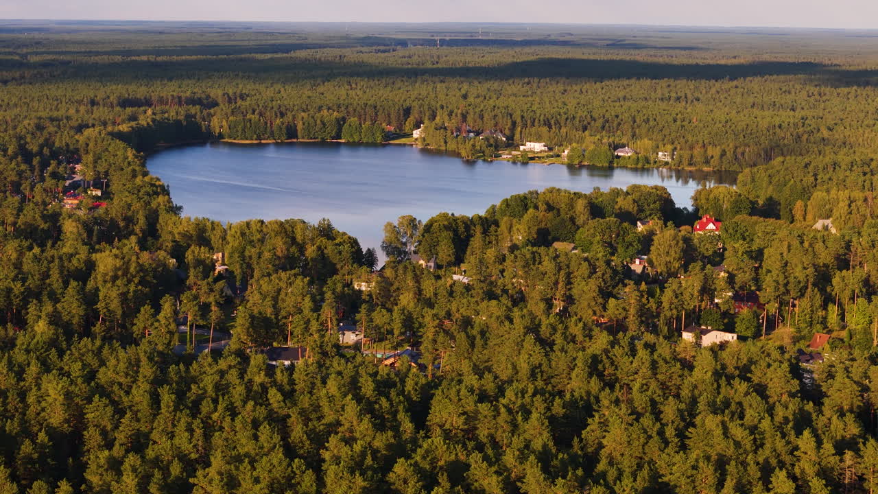 리가 (riga) 근처의 랭스티니 호수 (langstini lake) - 여름날 저녁