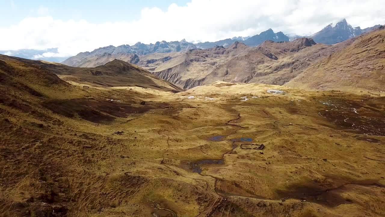 Ripresa paesaggistica aerea con drone delle Ande in Perù