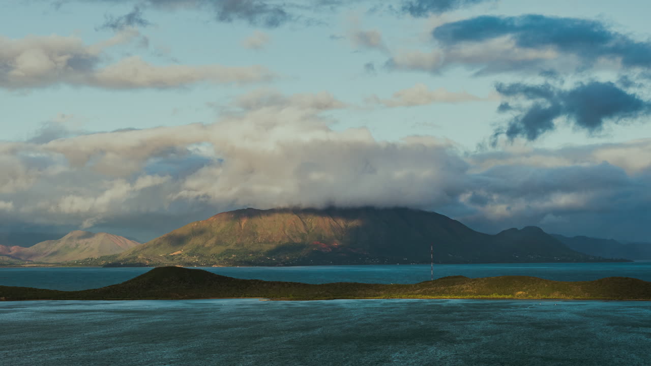 뉴칼레도니아 누메아의 몽 도레를 지나는 극적인 클라우드스케이프 타임랩스