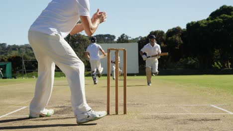 Bowler-Rennt-Während-Eines-Cricketspiels-Einem-Spieler-Aus-Dem-Weg