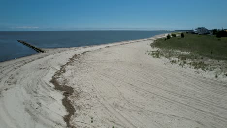 Bajo-A-Alto-Drone-Canal-A-La-Playa-Pájaros-Voladores-Bahía-Delaware