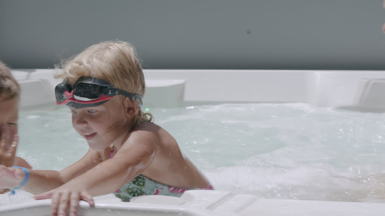 자쿠지 욕조 에서 가족 과 함께 휴식을 취하고 재미 를 느끼는 시간