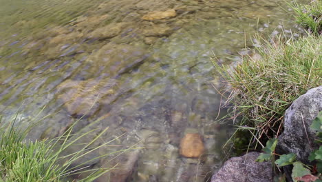 Arroyo-De-Agua-Con-Reflejo-Del-Cielo