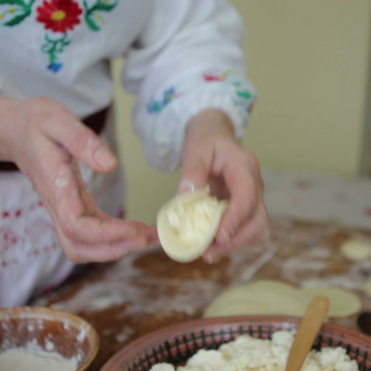 manos de mujer haciendo albóndigas
