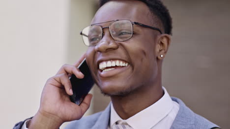 Hombre-Negro,-Llamada-Telefónica-Y-Riendo-En-La-Ciudad