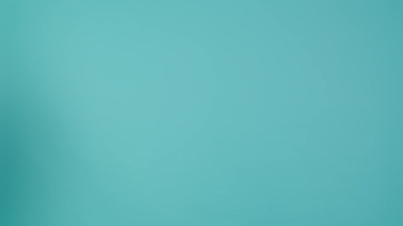 retrato de una persona sonriente sosteniendo una bolsa de compras de comestibles