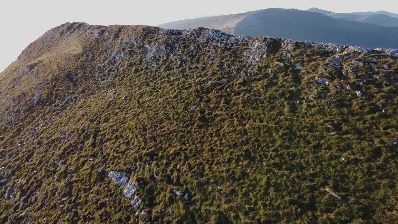 vuelo de drones sobre mar de nubes