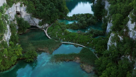 Lagos-Del-Parque-Nacional-De-Los-Lagos-De-Plitvice-En-Croacia---Toma-Aérea-De-Drones