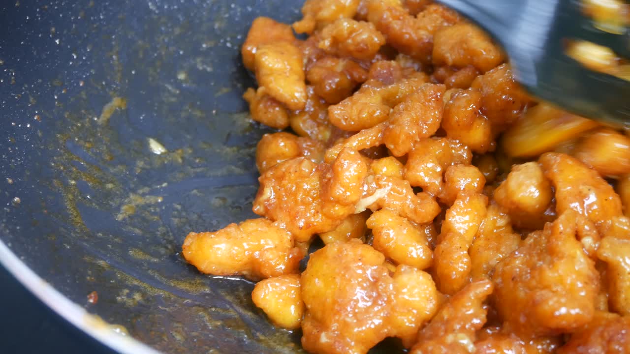 닭고기를 작은 조각으로 자르고 달걀 가루 혼합물로 감싼다.