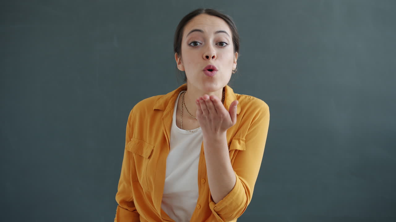 mujer soplando un beso