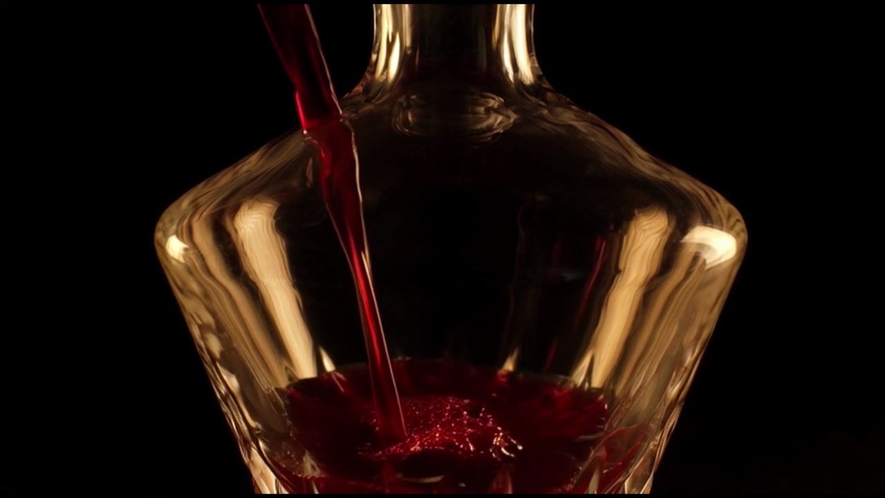 Vino rosso versato in un decanter di cristallo