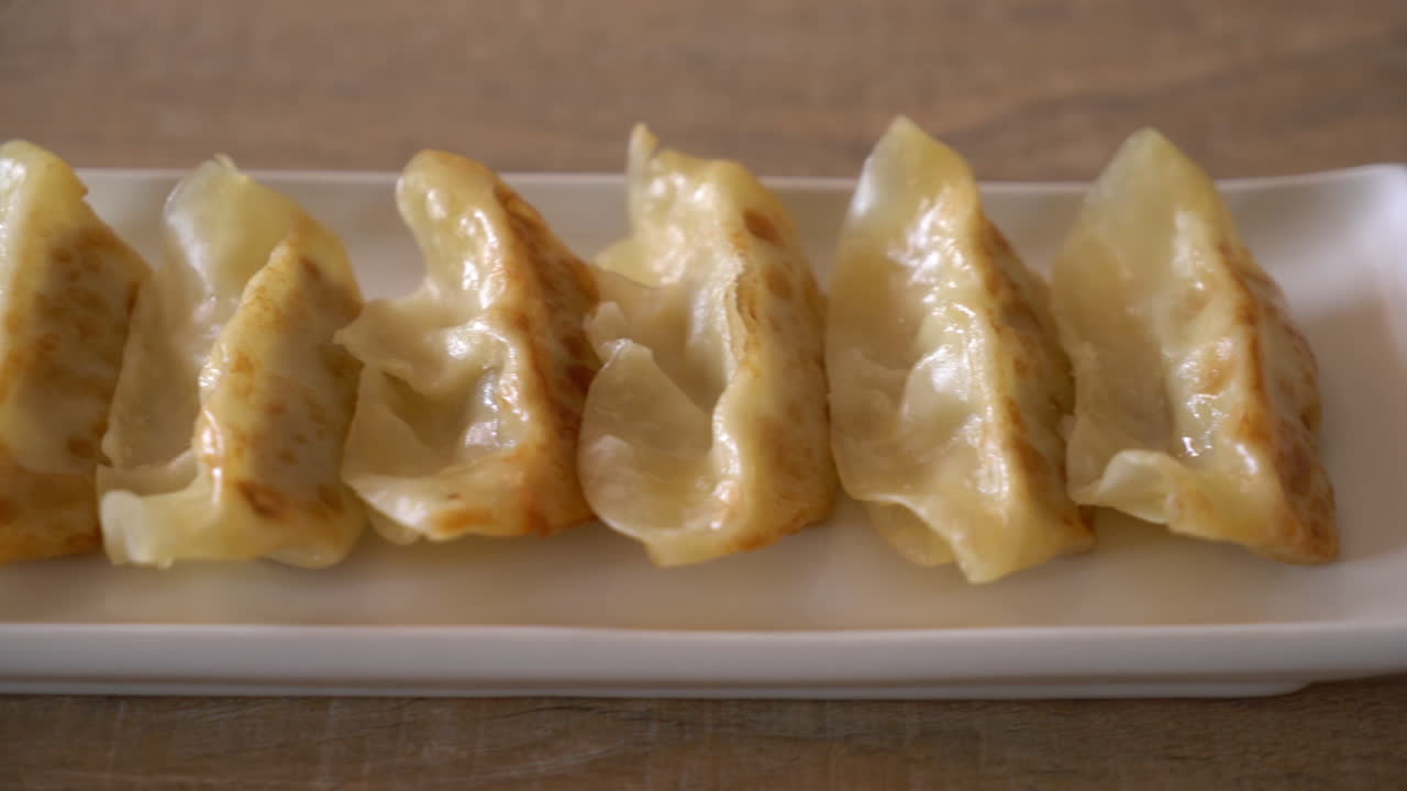 간장을 곁들인 일본 교자 또는 만두 스낵