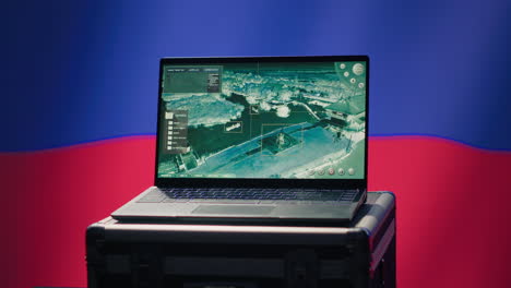 el ejército del régimen del kremlin ruso usa una computadora portátil para escanear cohetes que se aproximan