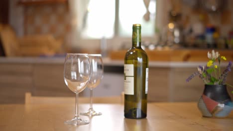 botella de vino en una mesa en una acogedora habitación de madera