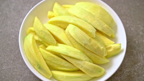 fresh-green-and-golden-mango-sliced-on-plate